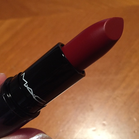 MAC Love Me Lipstick E For Effortless - Picture 4 of 16